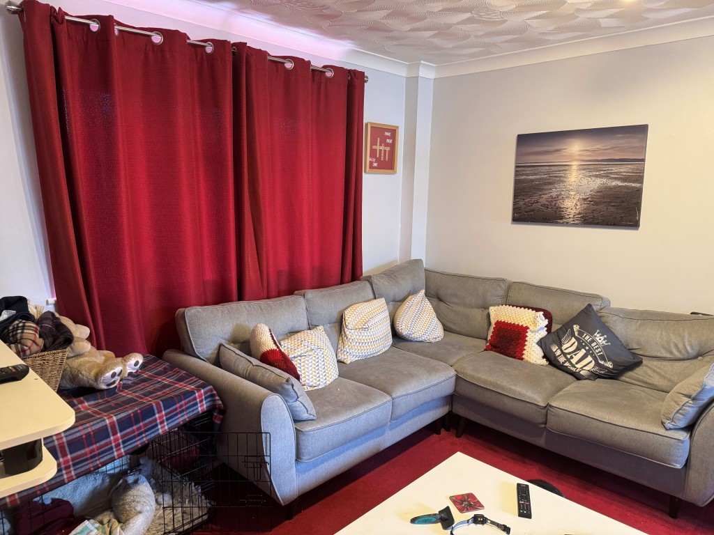 Lot: 89 - FREEHOLD FOUR STOREY MIXED COMMERCIAL AND RESIDENTIAL INVESTMENT - Living Room in the Maisonette